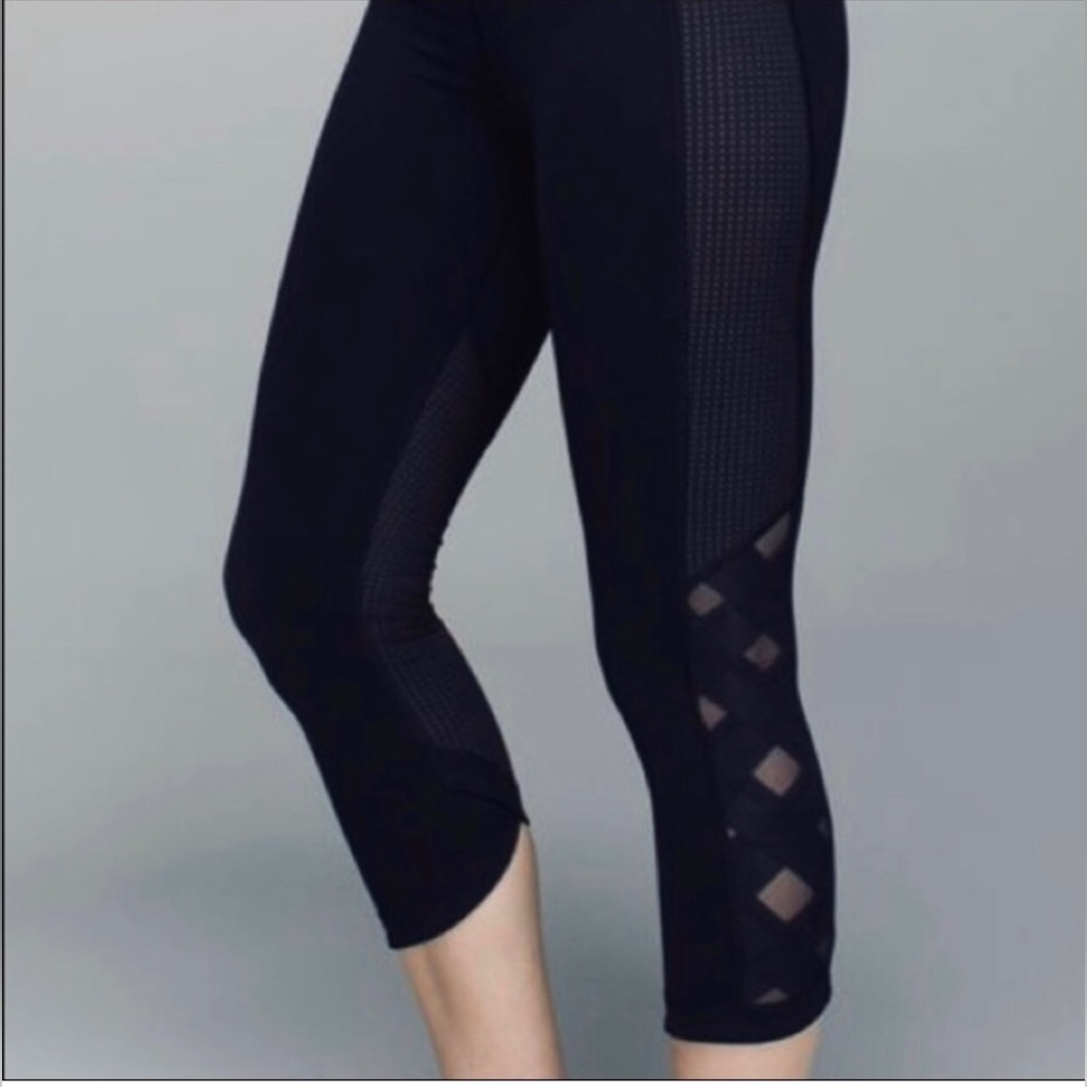 Vintage pair of Capri high rise Lululemon leggings size 4 in black